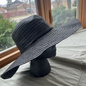 Elegant Black Wide-Brimmed Hat